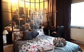New York - Room For Overnight Travelers Near The Airport, Parking
